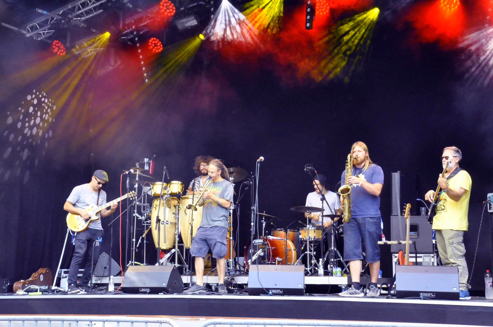 Zion Step live auf der Bühne mit Konzertbeleuchtung
